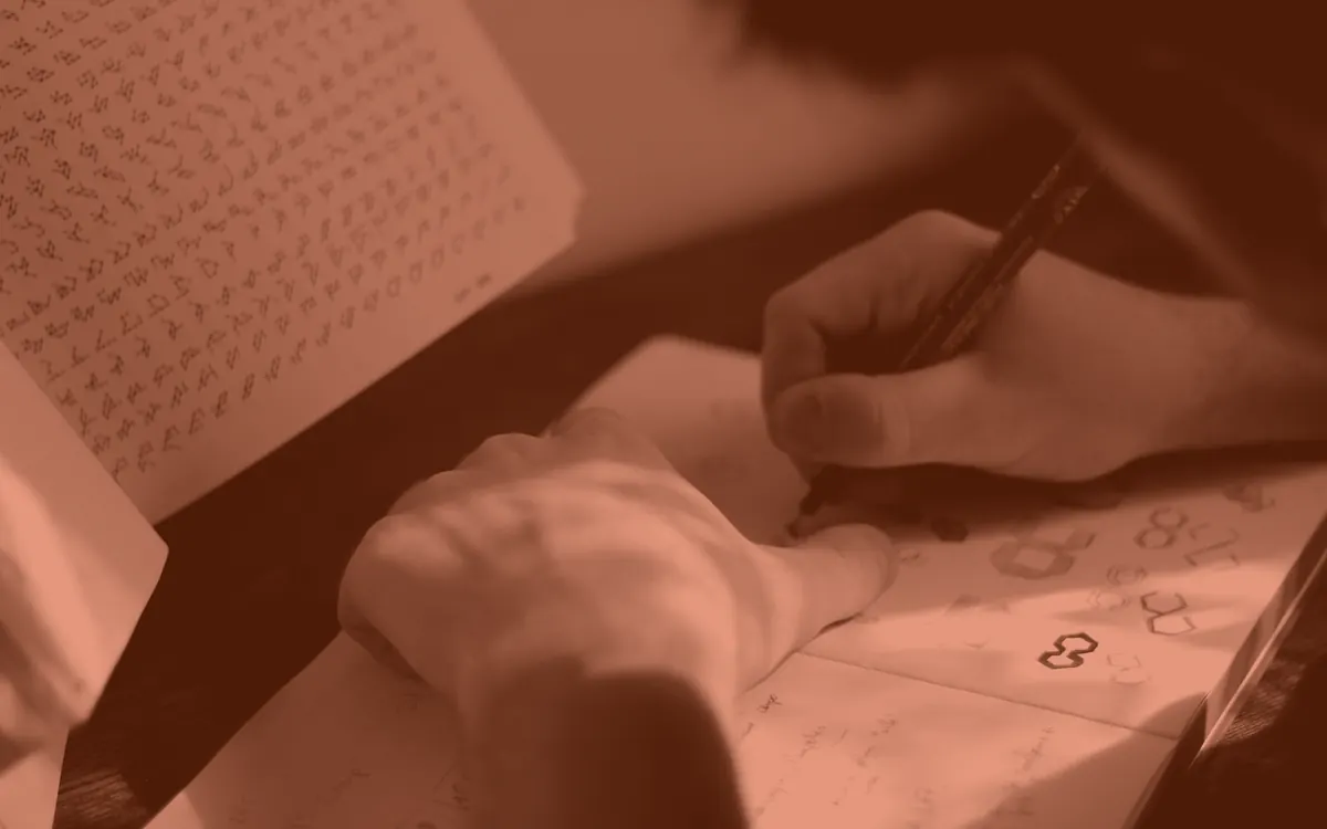 Bocetos de logo a mano sobre papel