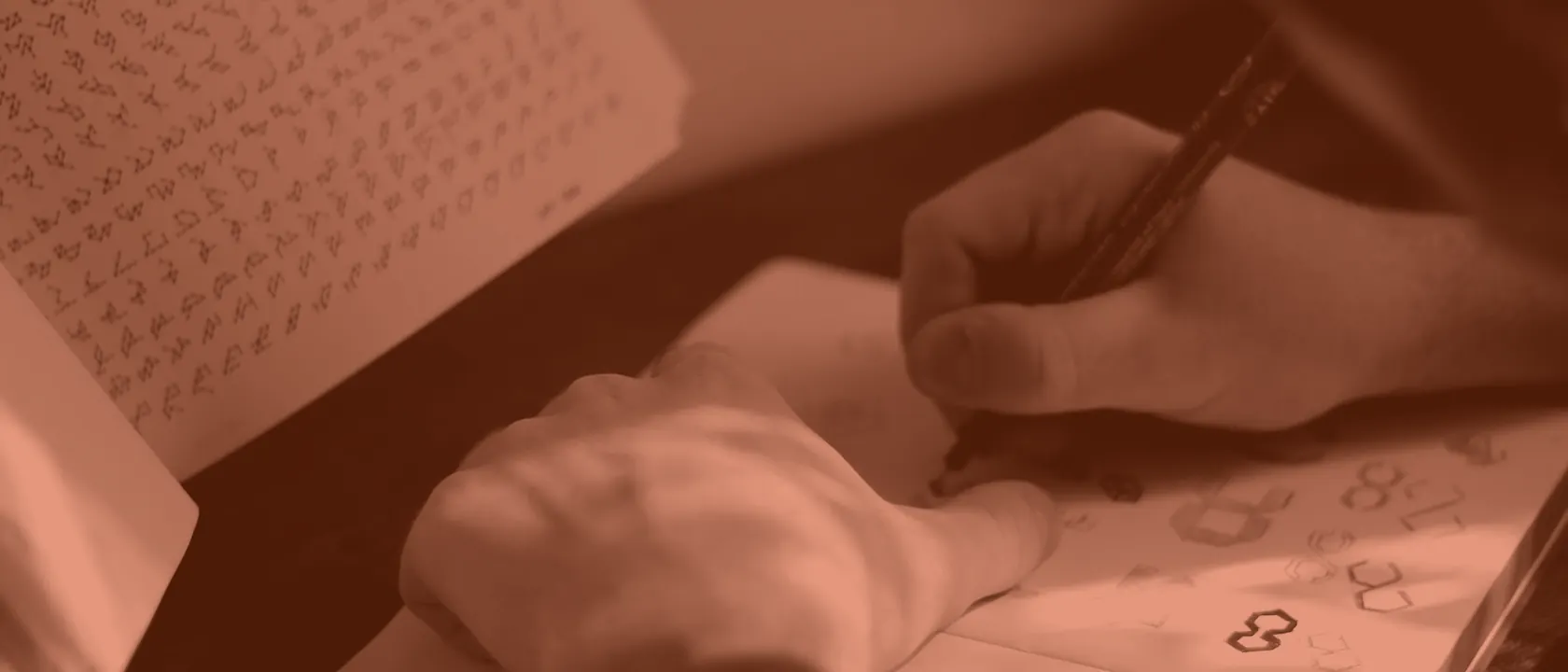 Bocetos de logo a mano sobre papel