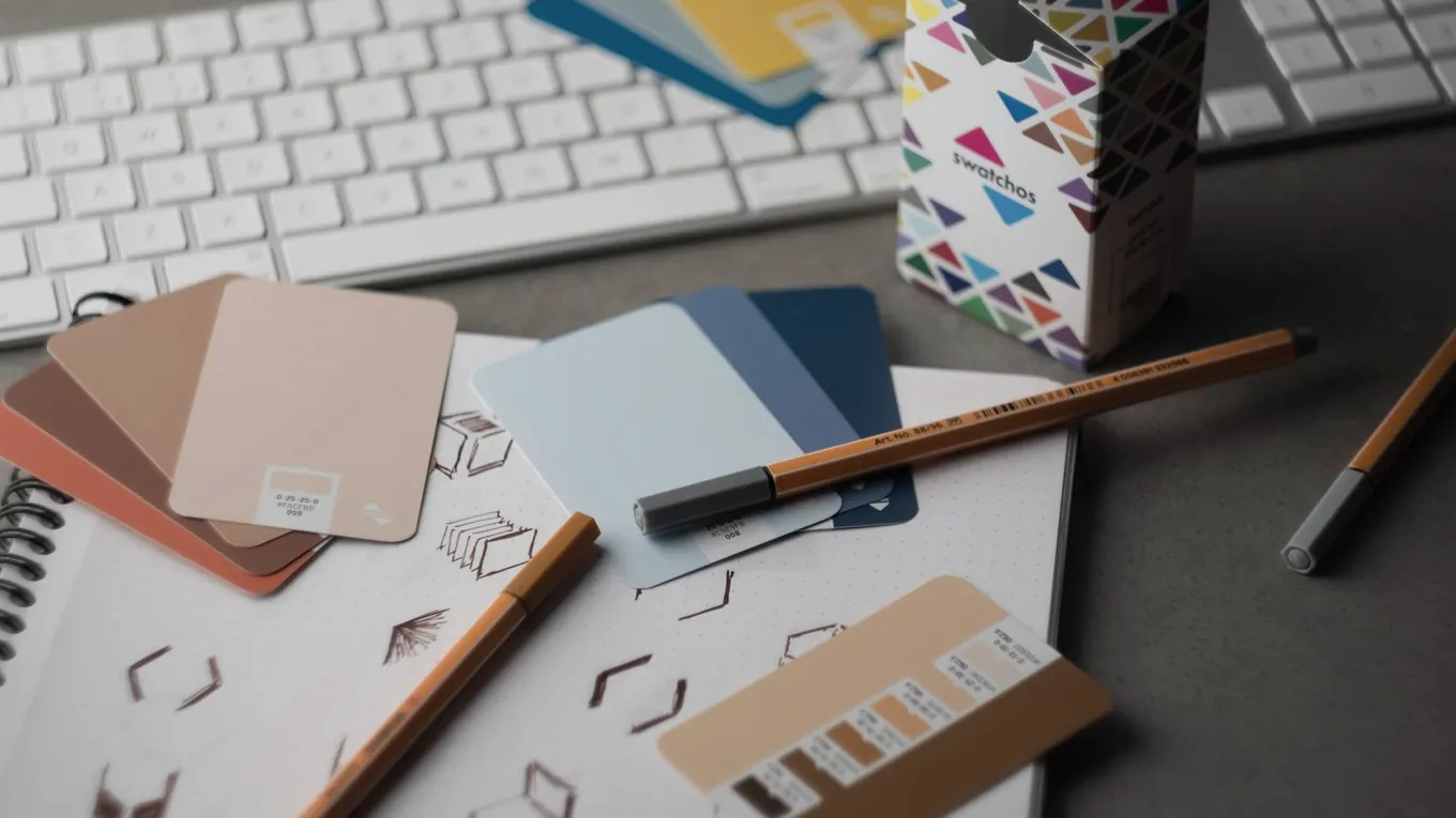 Escritorio con muestras de color y lapices