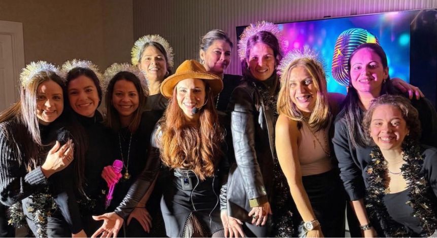 Grupo celebrando en una Karaoke Party de Voice Art Center